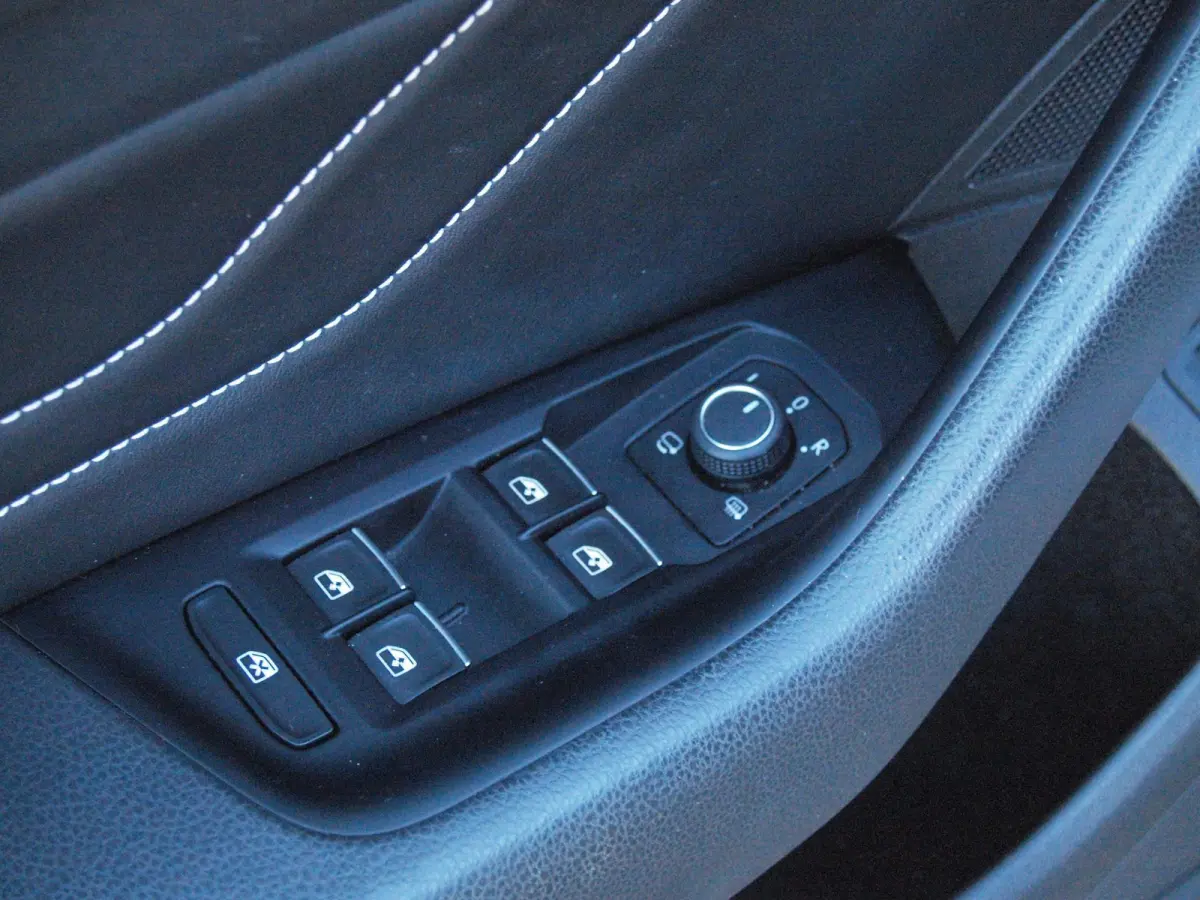 1.4 TSI eHybrid R-Line Business+ | Panoramadak | Trekhaak | Camera | Sfeerverlichting | Estoril R-Line 20 inch | NL-Auto |