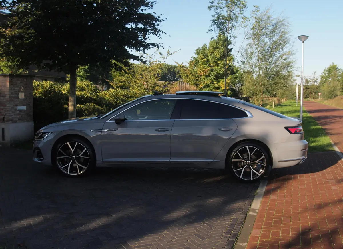 1.4 TSI eHybrid R-Line Business+ | Panoramadak | Trekhaak | Camera | Sfeerverlichting | Estoril R-Line 20 inch | NL-Auto |