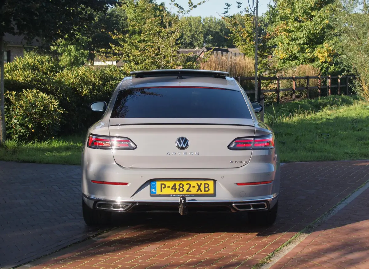 1.4 TSI eHybrid R-Line Business+ | Panoramadak | Trekhaak | Camera | Sfeerverlichting | Estoril R-Line 20 inch | NL-Auto |