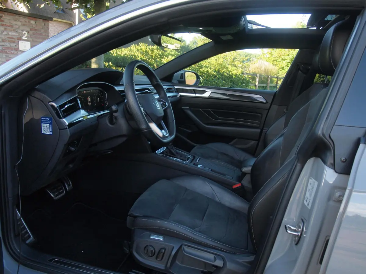 1.4 TSI eHybrid R-Line Business+ | Panoramadak | Trekhaak | Camera | Sfeerverlichting | Estoril R-Line 20 inch | NL-Auto |
