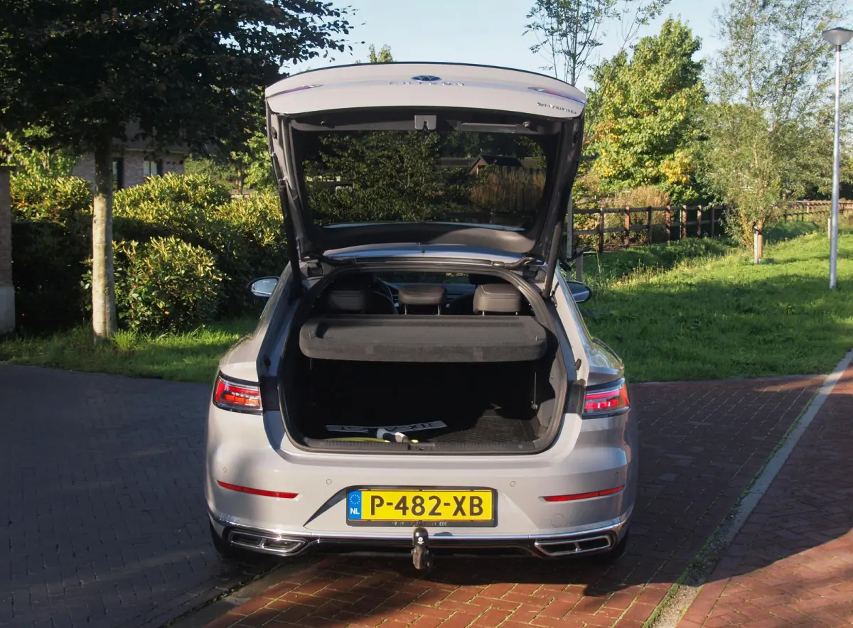 1.4 TSI eHybrid R-Line Business+ | Panoramadak | Trekhaak | Camera | Sfeerverlichting | Estoril R-Line 20 inch | NL-Auto |