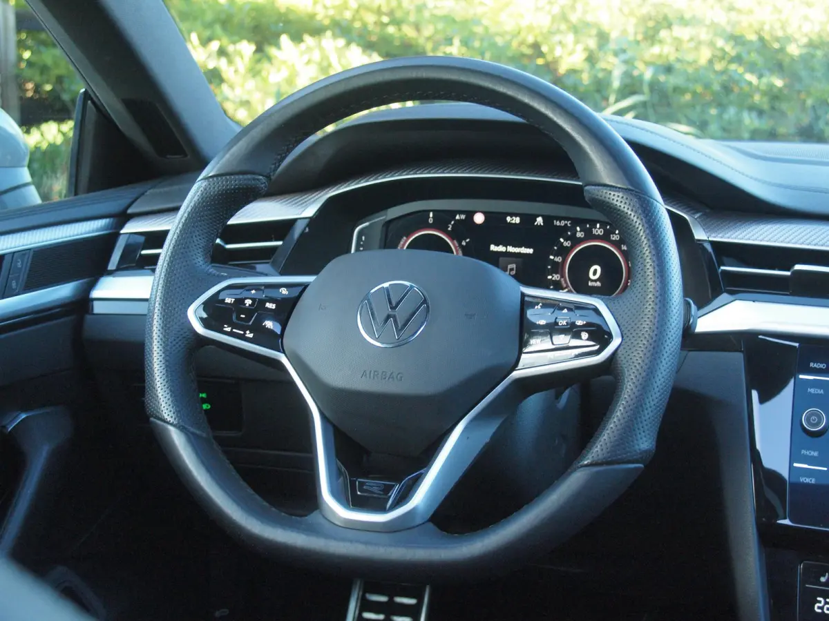 1.4 TSI eHybrid R-Line Business+ | Panoramadak | Trekhaak | Camera | Sfeerverlichting | Estoril R-Line 20 inch | NL-Auto |
