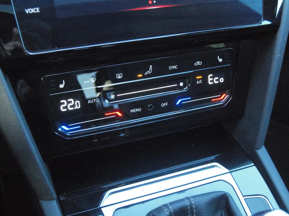 1.4 TSI eHybrid R-Line Business+ | Panoramadak | Trekhaak | Camera | Sfeerverlichting | Estoril R-Line 20 inch | NL-Auto |