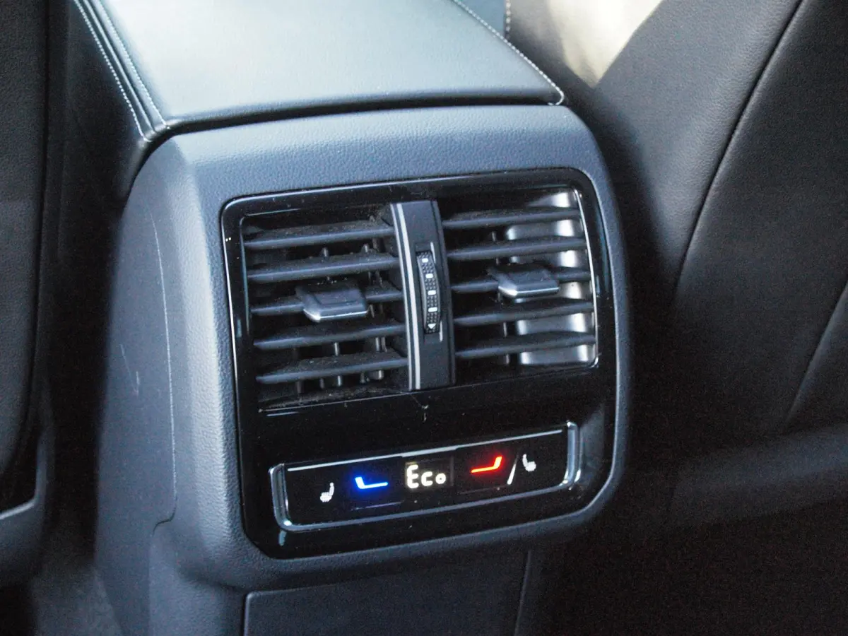 1.4 TSI eHybrid R-Line Business+ | Panoramadak | Trekhaak | Camera | Sfeerverlichting | Estoril R-Line 20 inch | NL-Auto |
