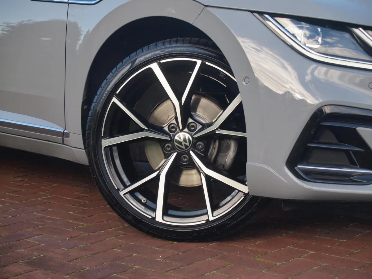 1.4 TSI eHybrid R-Line Business+ | Panoramadak | Trekhaak | Camera | Sfeerverlichting | Estoril R-Line 20 inch | NL-Auto |