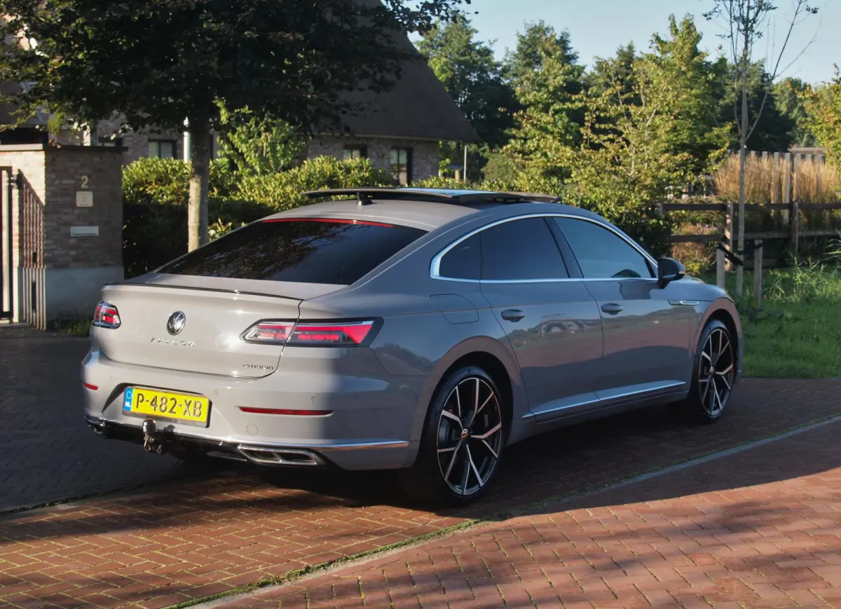1.4 TSI eHybrid R-Line Business+ | Panoramadak | Trekhaak | Camera | Sfeerverlichting | Estoril R-Line 20 inch | NL-Auto |