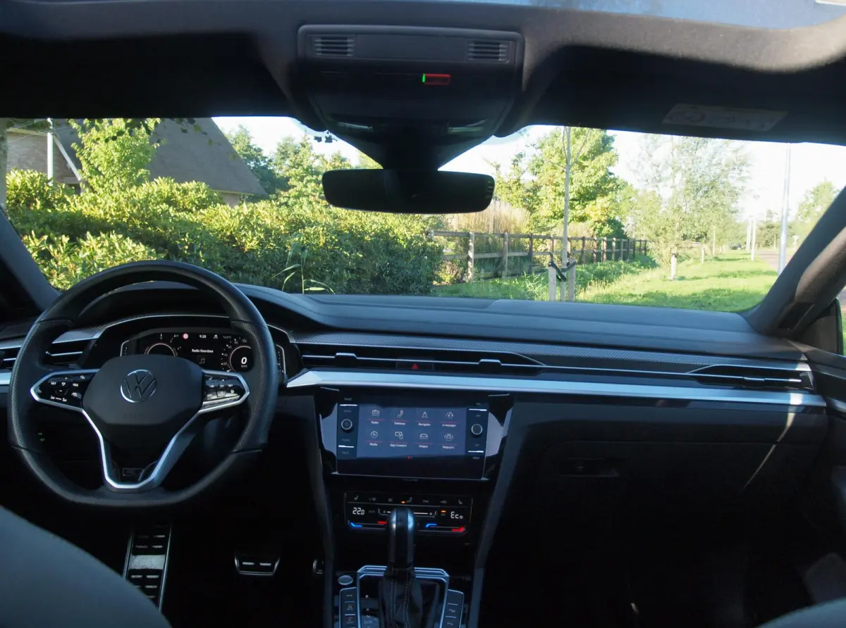 1.4 TSI eHybrid R-Line Business+ | Panoramadak | Trekhaak | Camera | Sfeerverlichting | Estoril R-Line 20 inch | NL-Auto |
