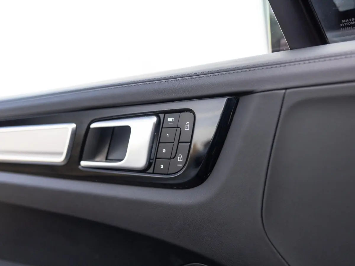 3.0 E-Hybrid Platinum Edition | SPORTDESIGN | SPORTCHRONO | MOONLIGHTBLUE | ELEKTR. TREKHAAK | SOFTCLOSE | ADAPTIVE CRUISE CONTROL | HEAD-UP | BOSE | 22 INCH | PASM LUCHTVERING | PANORAMA/SC