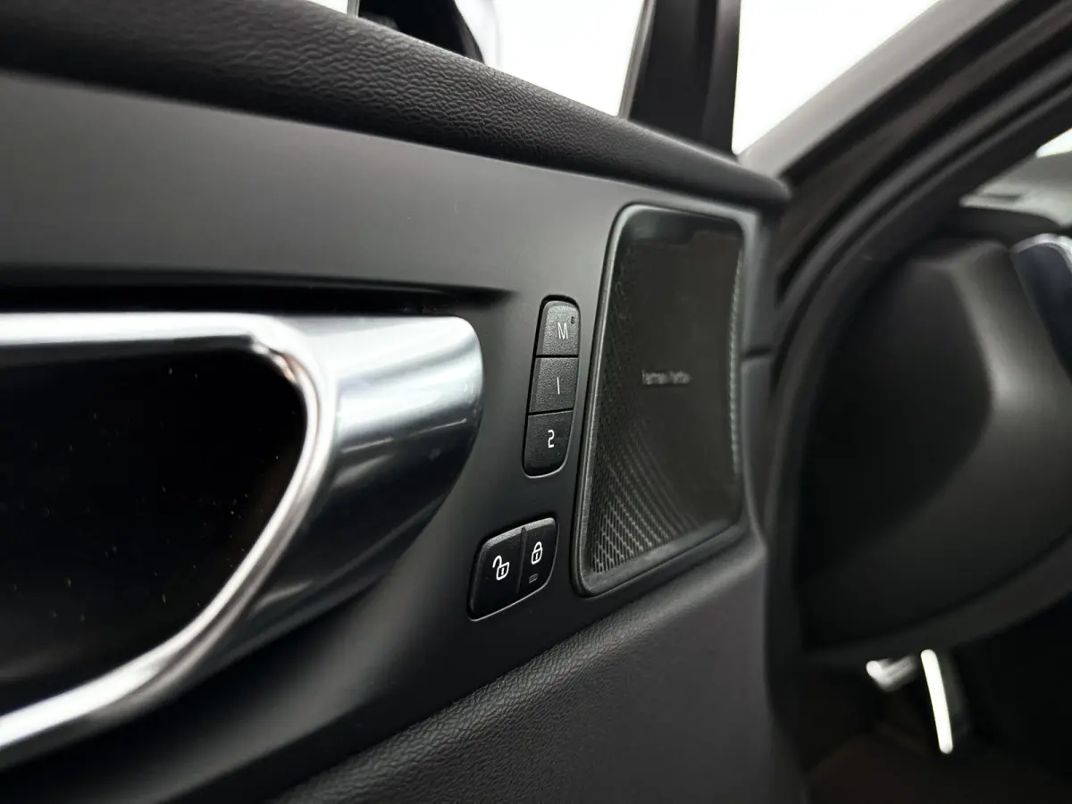 B5 R-Design | Panoramadak | Parkeercamera | Harman Kardon | Head-up display | Stoel- en Stuurverwarming | Trekhaak