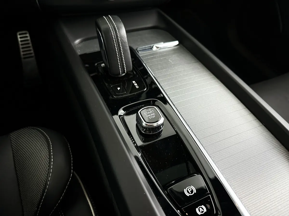 B5 R-Design | Panoramadak | Parkeercamera | Harman Kardon | Head-up display | Stoel- en Stuurverwarming | Trekhaak
