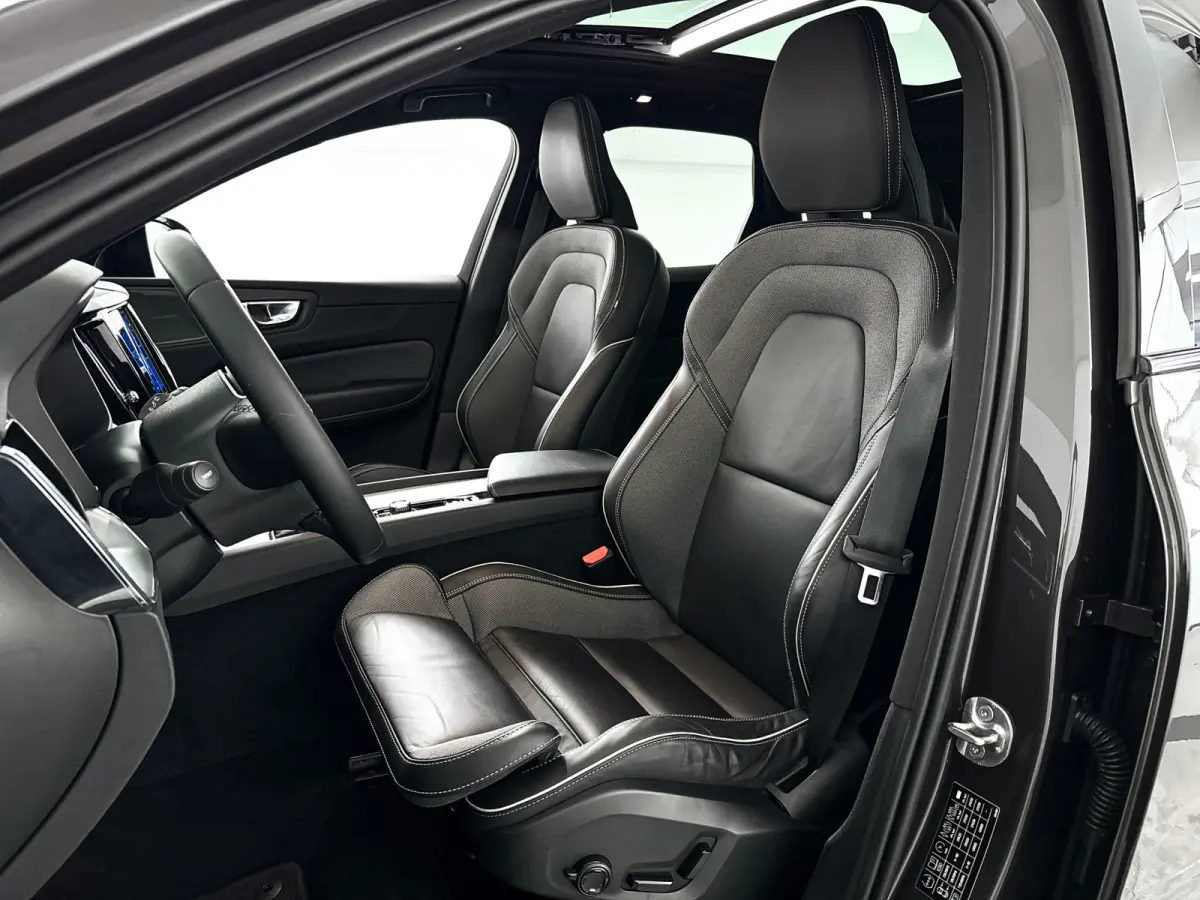 B5 R-Design | Panoramadak | Parkeercamera | Harman Kardon | Head-up display | Stoel- en Stuurverwarming | Trekhaak