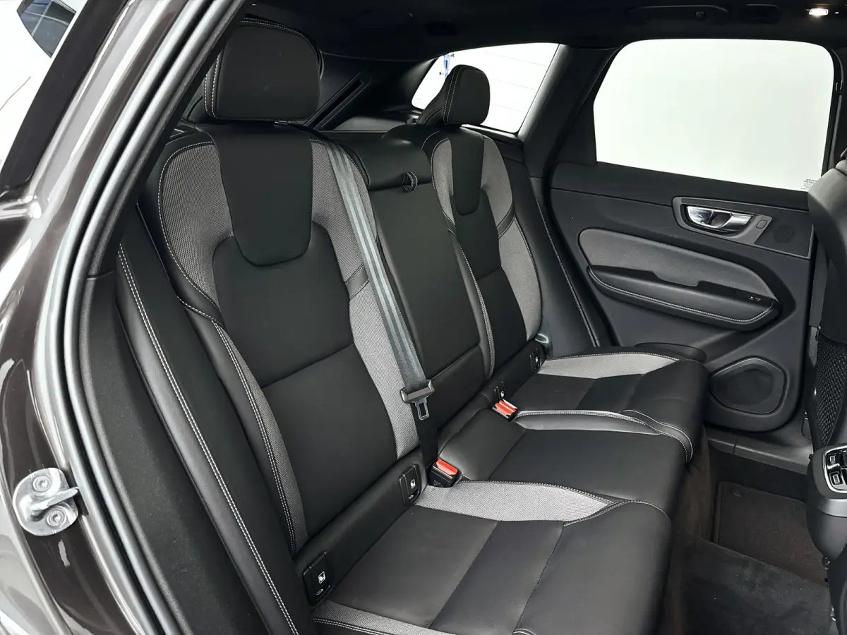 B5 R-Design | Panoramadak | Parkeercamera | Harman Kardon | Head-up display | Stoel- en Stuurverwarming | Trekhaak
