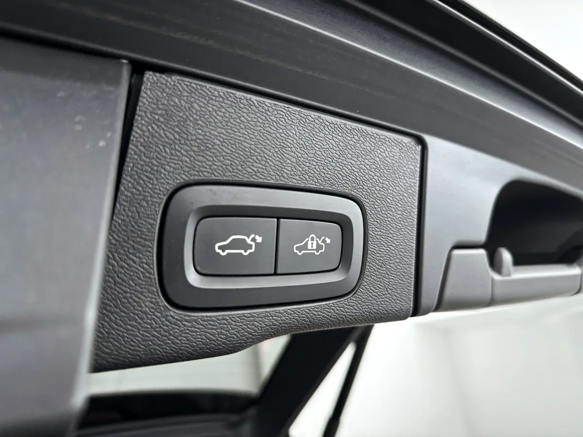B5 R-Design | Panoramadak | Parkeercamera | Harman Kardon | Head-up display | Stoel- en Stuurverwarming | Trekhaak