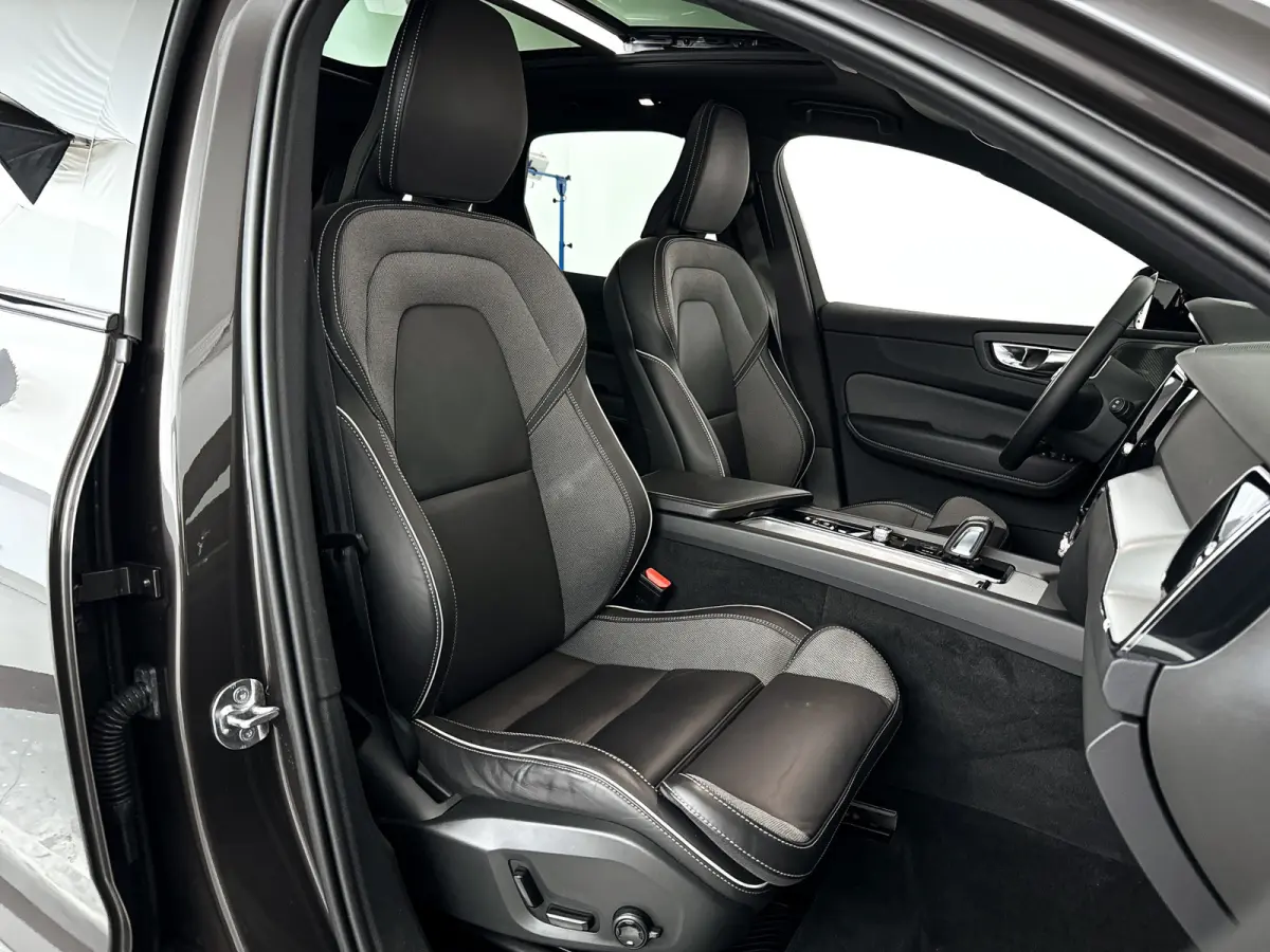 B5 R-Design | Panoramadak | Parkeercamera | Harman Kardon | Head-up display | Stoel- en Stuurverwarming | Trekhaak