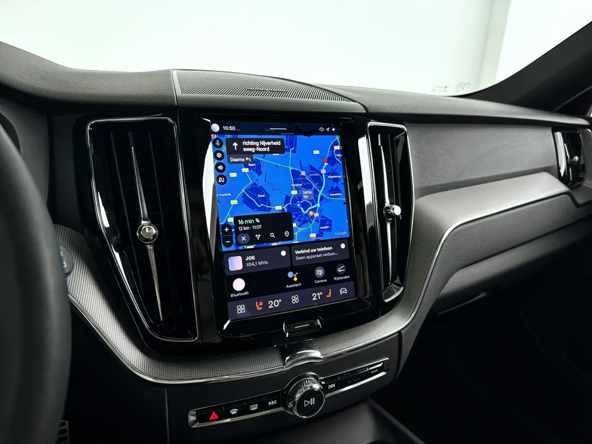 B5 R-Design | Panoramadak | Parkeercamera | Harman Kardon | Head-up display | Stoel- en Stuurverwarming | Trekhaak