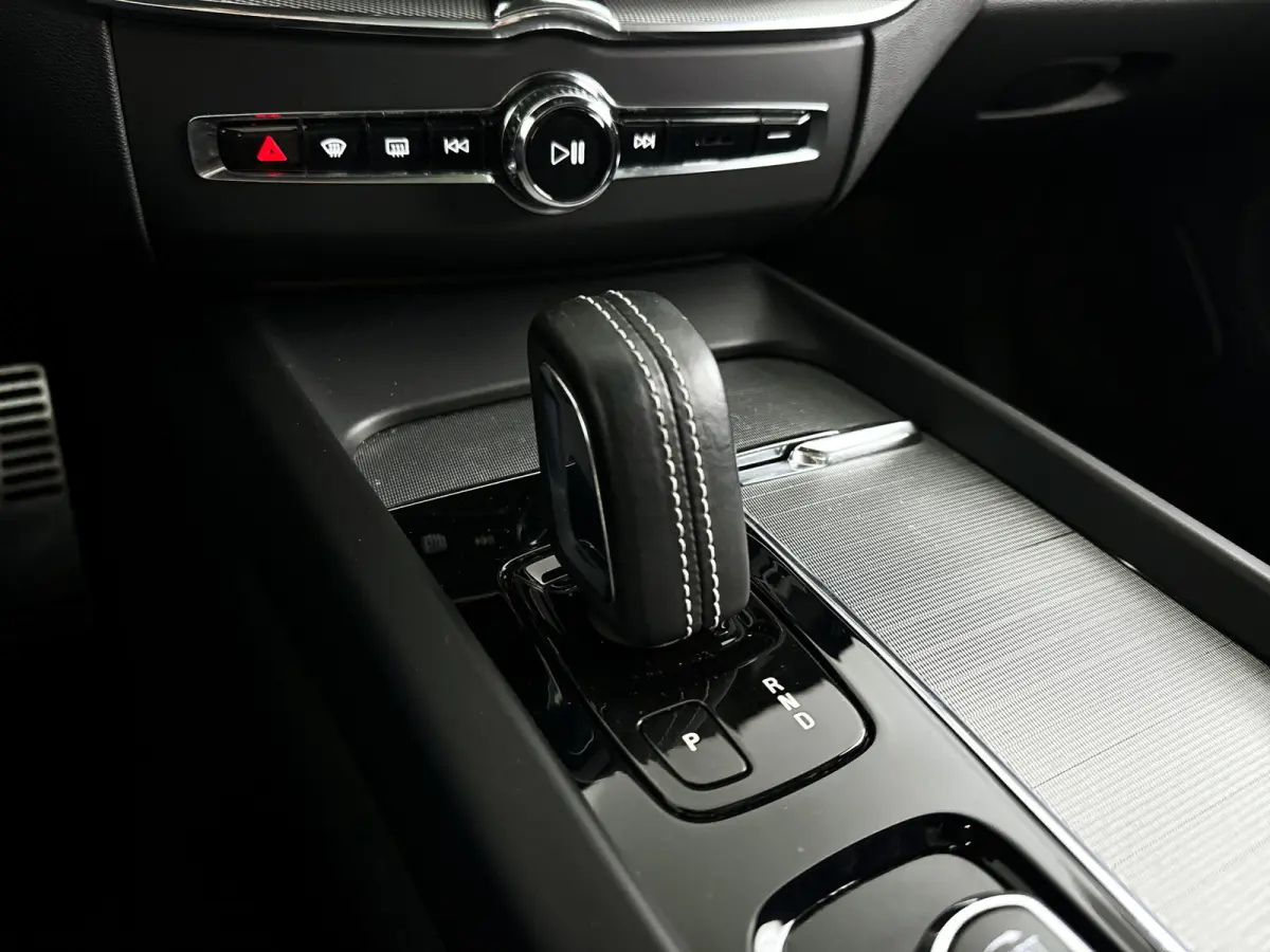 B5 R-Design | Panoramadak | Parkeercamera | Harman Kardon | Head-up display | Stoel- en Stuurverwarming | Trekhaak