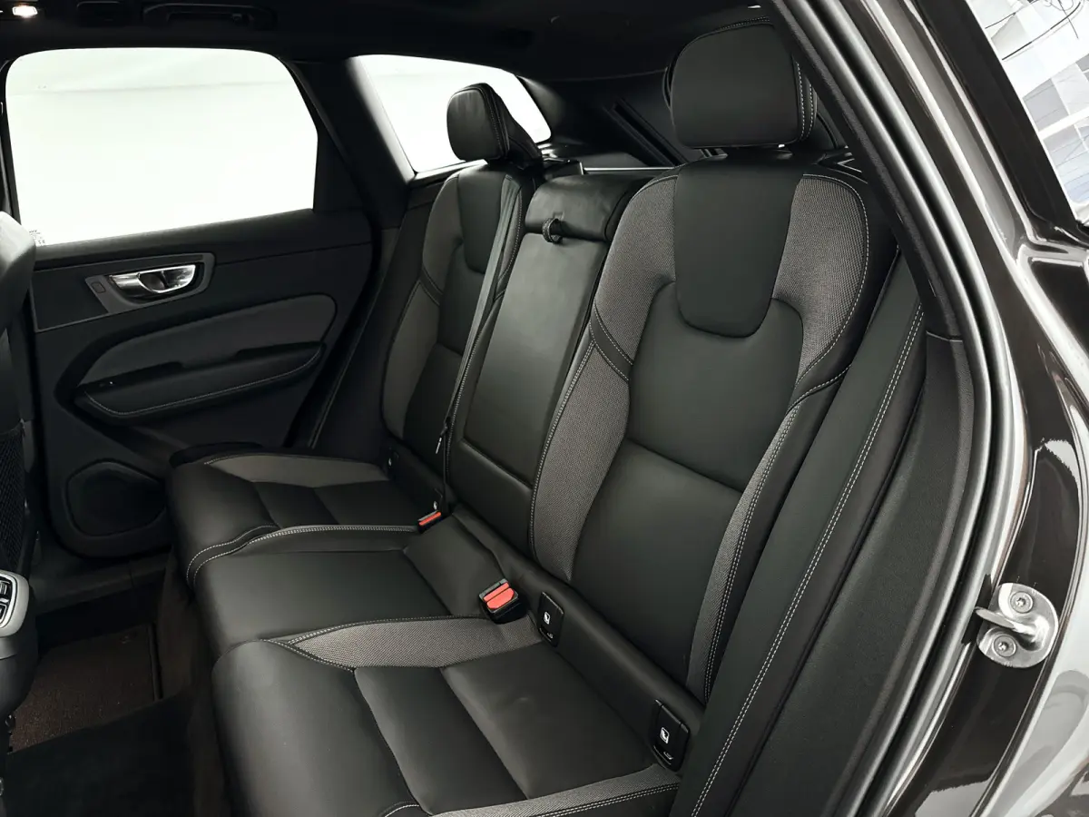 B5 R-Design | Panoramadak | Parkeercamera | Harman Kardon | Head-up display | Stoel- en Stuurverwarming | Trekhaak