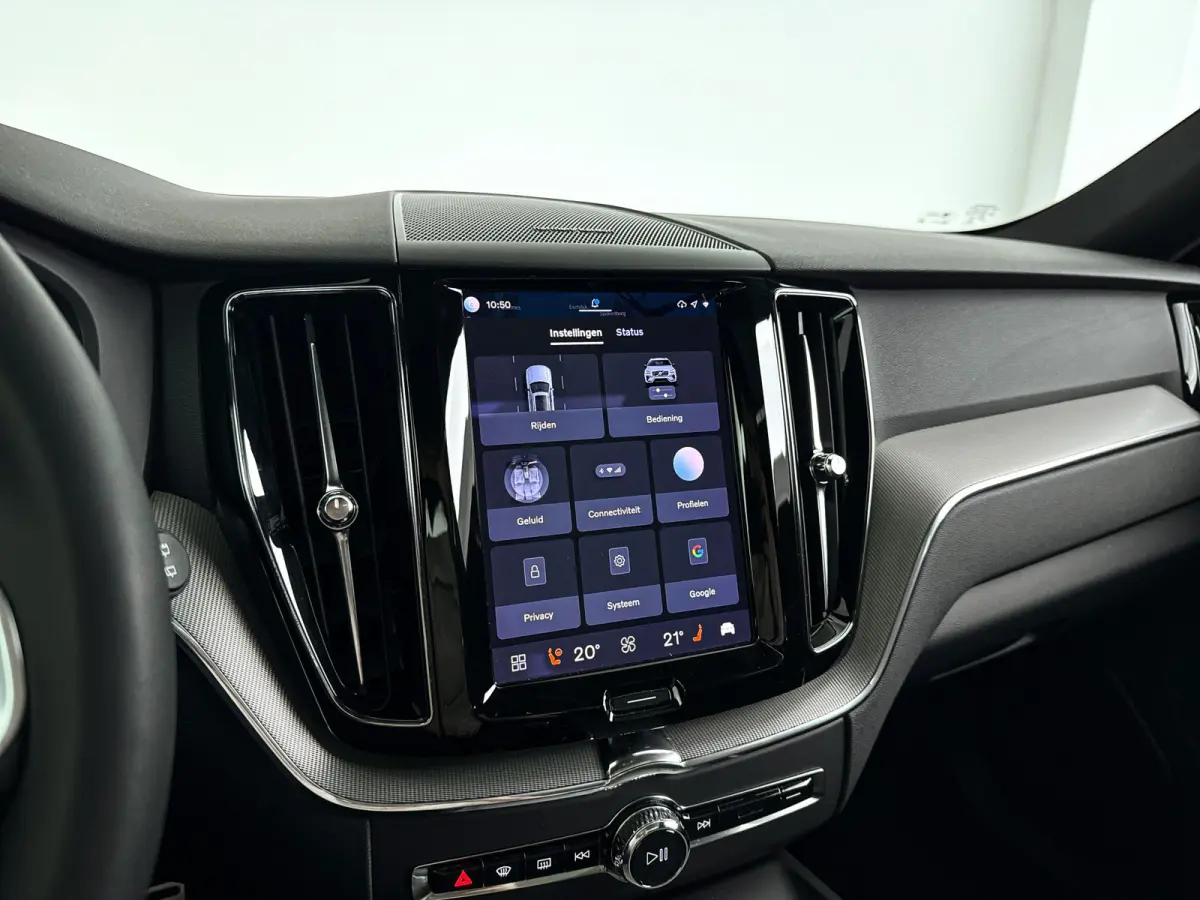 B5 R-Design | Panoramadak | Parkeercamera | Harman Kardon | Head-up display | Stoel- en Stuurverwarming | Trekhaak