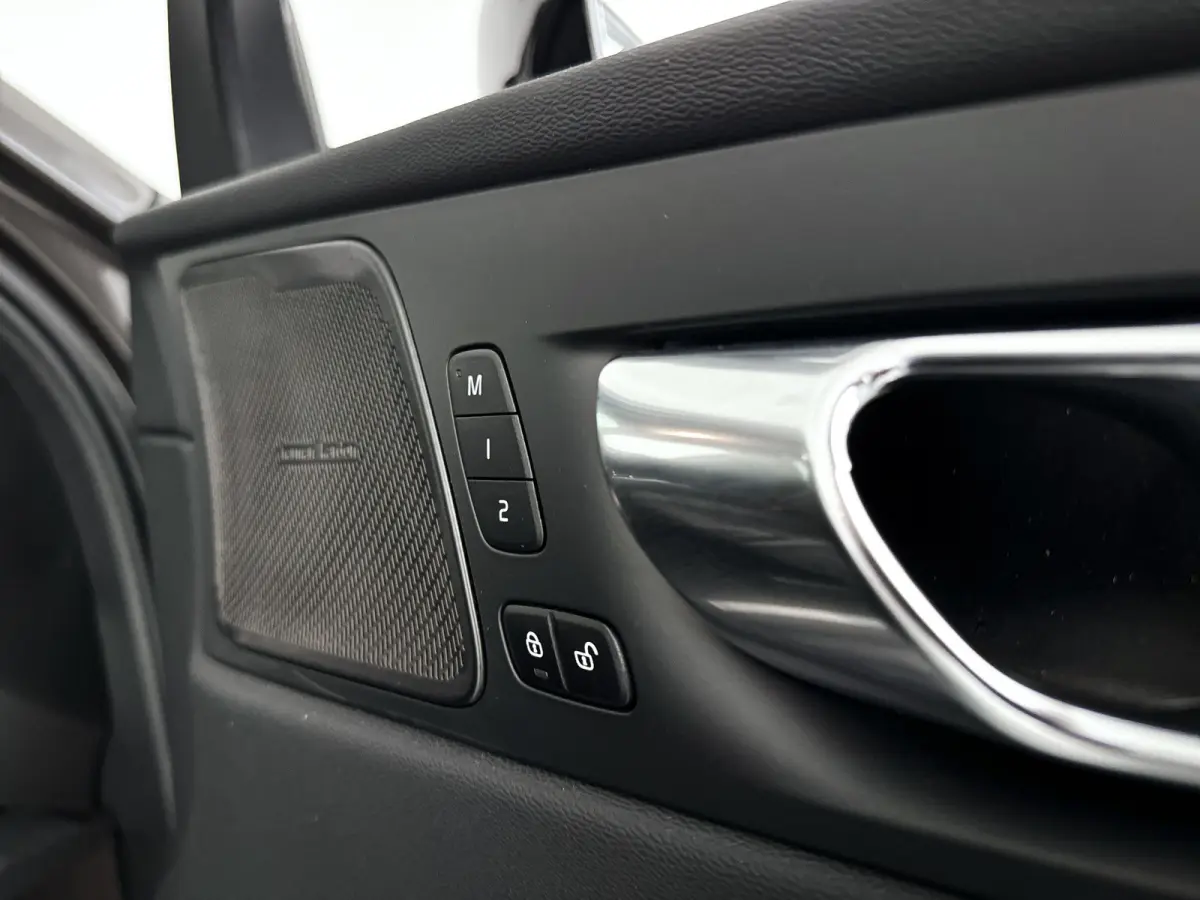 B5 R-Design | Panoramadak | Parkeercamera | Harman Kardon | Head-up display | Stoel- en Stuurverwarming | Trekhaak