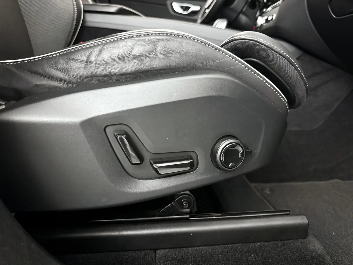 B5 R-Design | Panoramadak | Parkeercamera | Harman Kardon | Head-up display | Stoel- en Stuurverwarming | Trekhaak