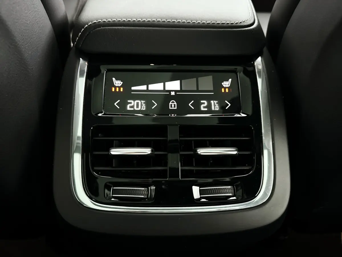 B5 R-Design | Panoramadak | Parkeercamera | Harman Kardon | Head-up display | Stoel- en Stuurverwarming | Trekhaak