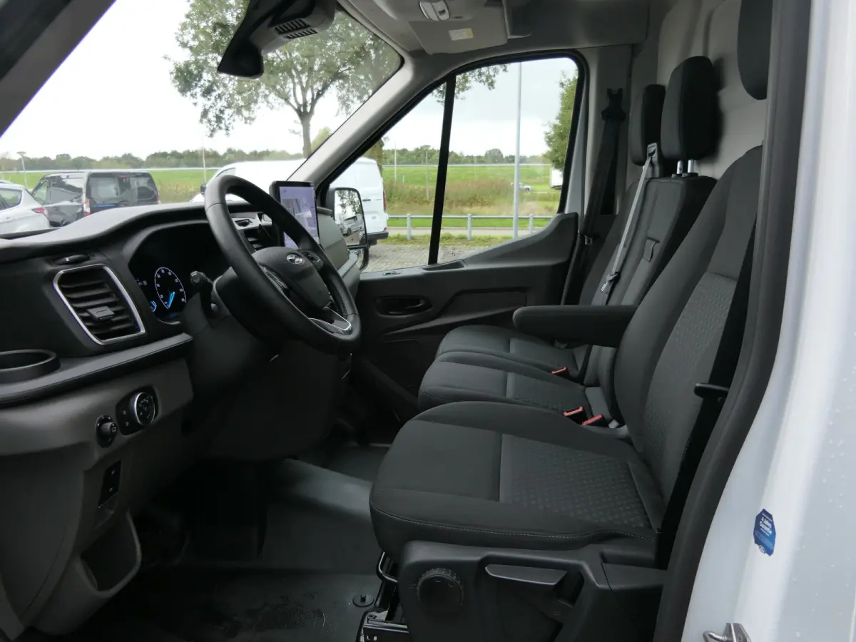 350 L2H3 Trend 68 kWh | Laadruimte Pakket | Navigatie | Stoelverwarming | Bijrijdersbank | CarPlay/Android Auto