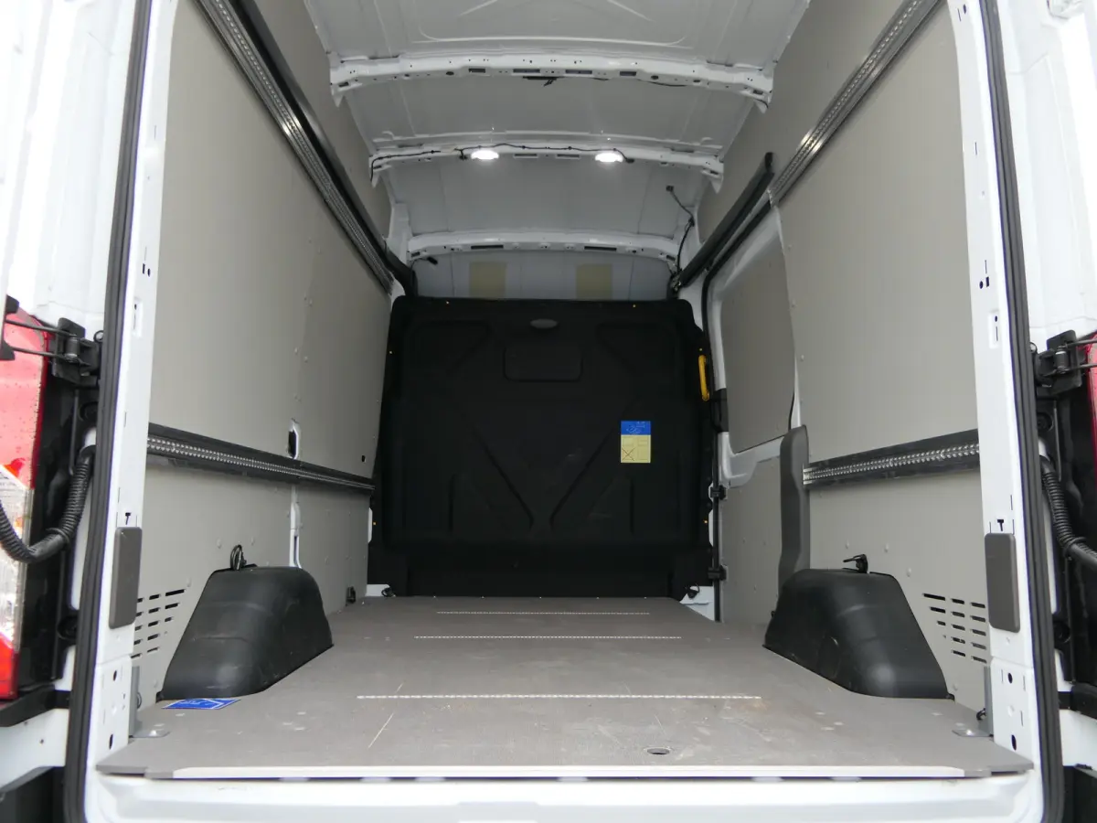 350 L2H3 Trend 68 kWh | Laadruimte Pakket | Navigatie | Stoelverwarming | Bijrijdersbank | CarPlay/Android Auto
