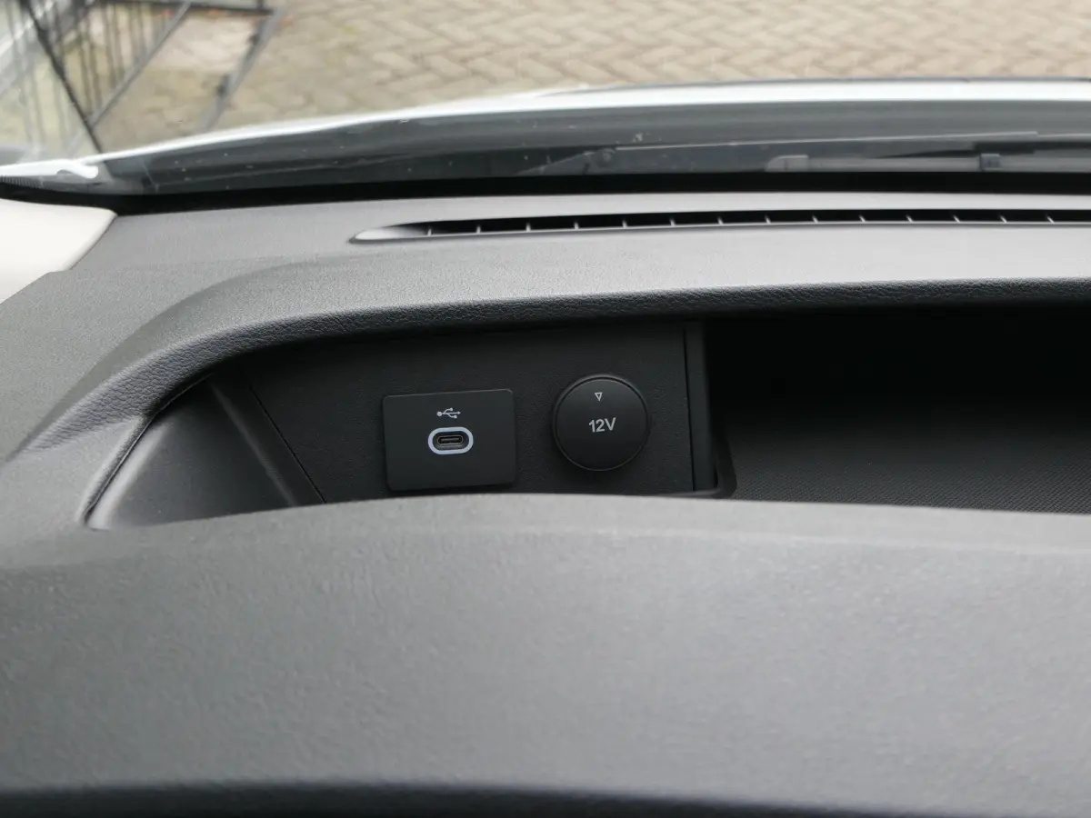 350 L2H3 Trend 68 kWh | Laadruimte Pakket | Navigatie | Stoelverwarming | Bijrijdersbank | CarPlay/Android Auto