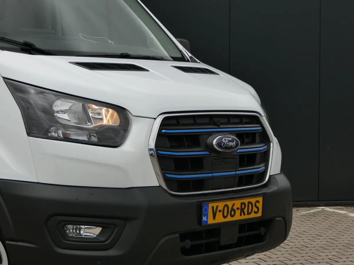 350 L2H3 Trend 68 kWh | Laadruimte Pakket | Navigatie | Stoelverwarming | Bijrijdersbank | CarPlay/Android Auto