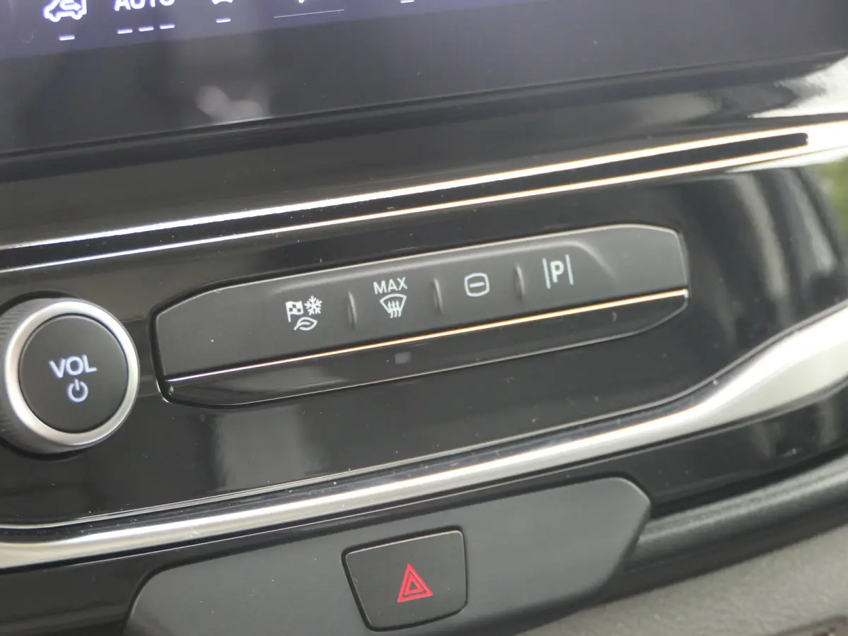 350 L2H3 Trend 68 kWh | Laadruimte Pakket | Navigatie | Stoelverwarming | Bijrijdersbank | CarPlay/Android Auto