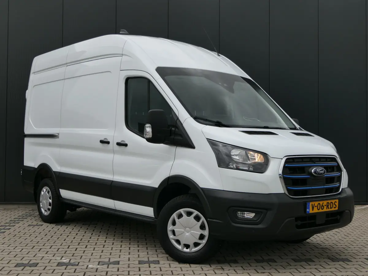 350 L2H3 Trend 68 kWh | Laadruimte Pakket | Navigatie | Stoelverwarming | Bijrijdersbank | CarPlay/Android Auto