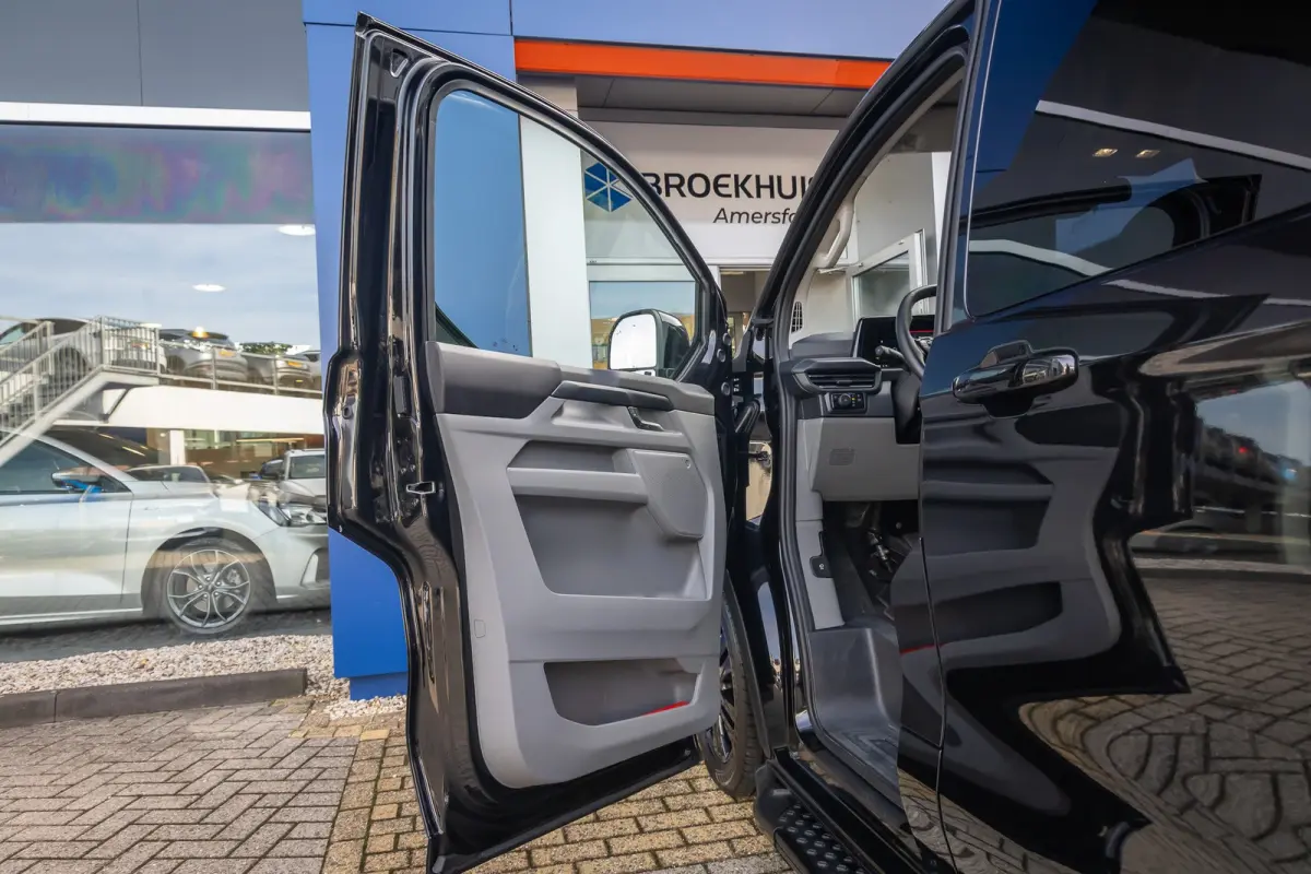 320 2.5 PHEV L2H1 Limited Black Platinum Dubbel Cabine | DEMO-DEAL | 360 camera | Leder | Cruise adaptief | Dubbele zijschuifdeur | Stoel/stuur/voorruit verwarming | Apple Carplay/Android Au