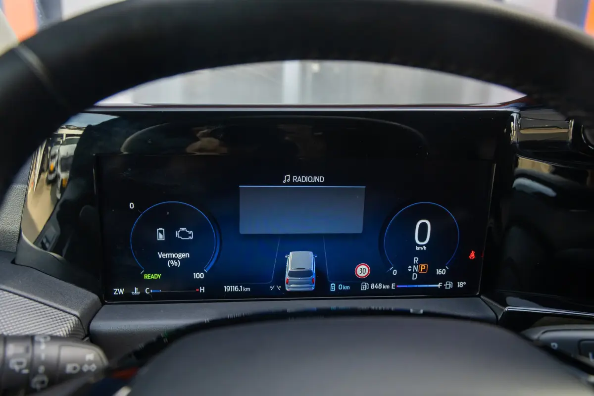 320 2.5 PHEV L2H1 Limited Black Platinum Dubbel Cabine | DEMO-DEAL | 360 camera | Leder | Cruise adaptief | Dubbele zijschuifdeur | Stoel/stuur/voorruit verwarming | Apple Carplay/Android Au