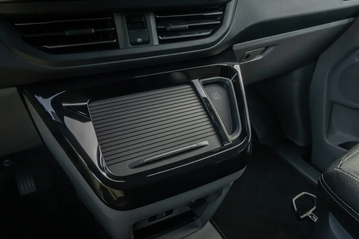 320 2.5 PHEV L2H1 Limited Black Platinum Dubbel Cabine | DEMO-DEAL | 360 camera | Leder | Cruise adaptief | Dubbele zijschuifdeur | Stoel/stuur/voorruit verwarming | Apple Carplay/Android Au