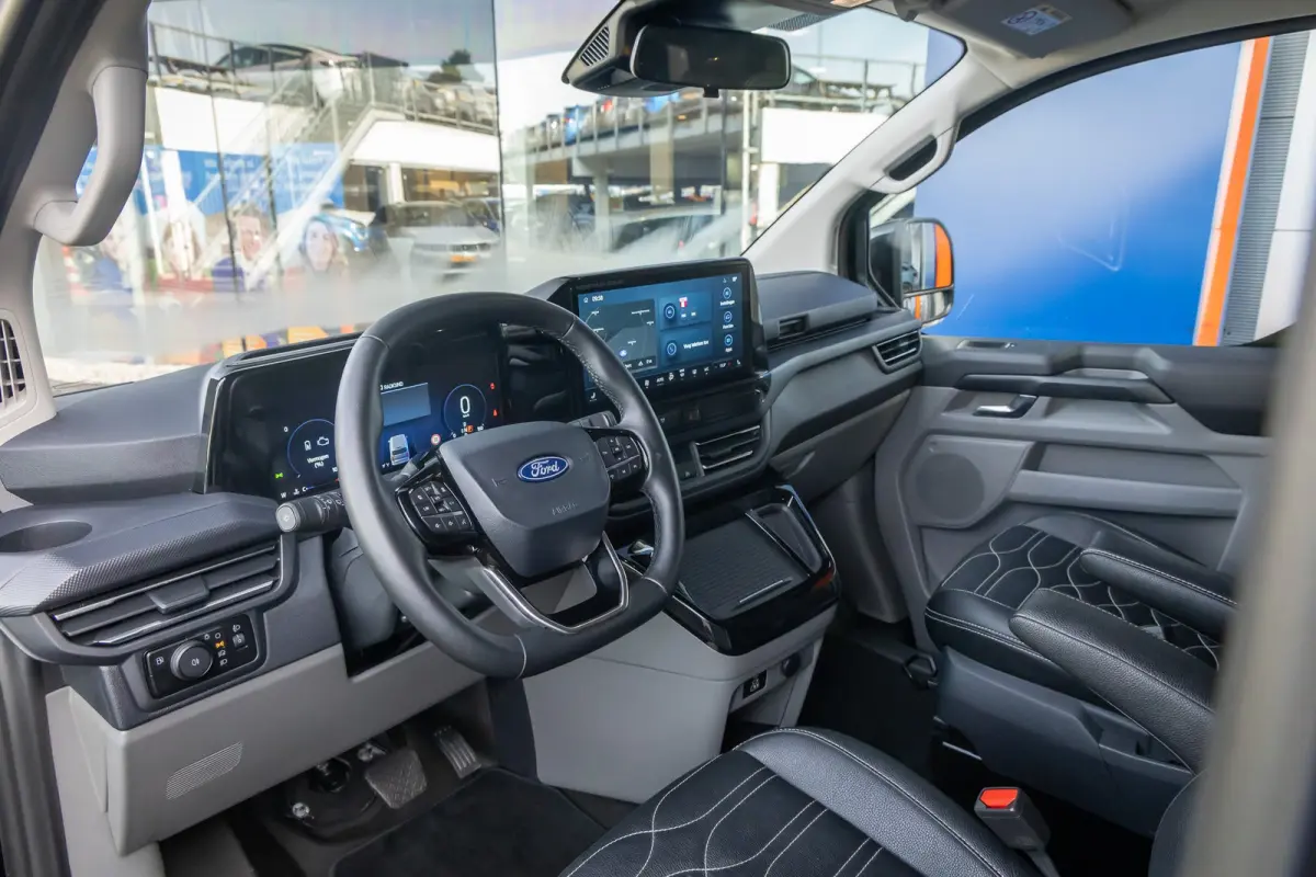 320 2.5 PHEV L2H1 Limited Black Platinum Dubbel Cabine | DEMO-DEAL | 360 camera | Leder | Cruise adaptief | Dubbele zijschuifdeur | Stoel/stuur/voorruit verwarming | Apple Carplay/Android Au