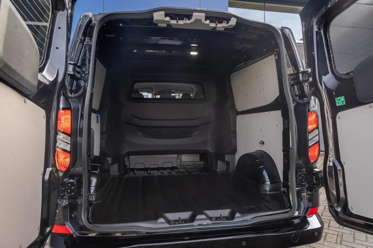 320 2.5 PHEV L2H1 Limited Black Platinum Dubbel Cabine | DEMO-DEAL | 360 camera | Leder | Cruise adaptief | Dubbele zijschuifdeur | Stoel/stuur/voorruit verwarming | Apple Carplay/Android Au