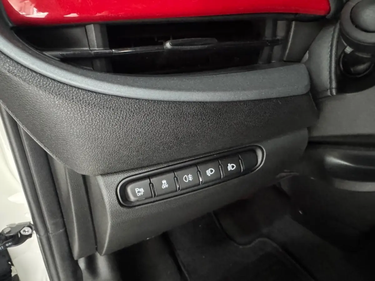 RED / Camera / Apple Carplay / All-season banden / 12252 km.