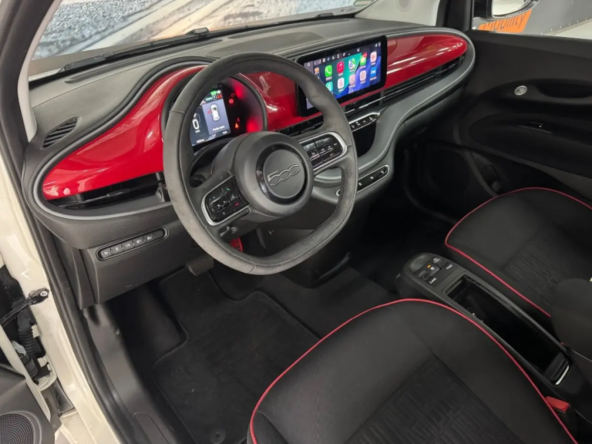 RED / Camera / Apple Carplay / All-season banden / 12252 km.