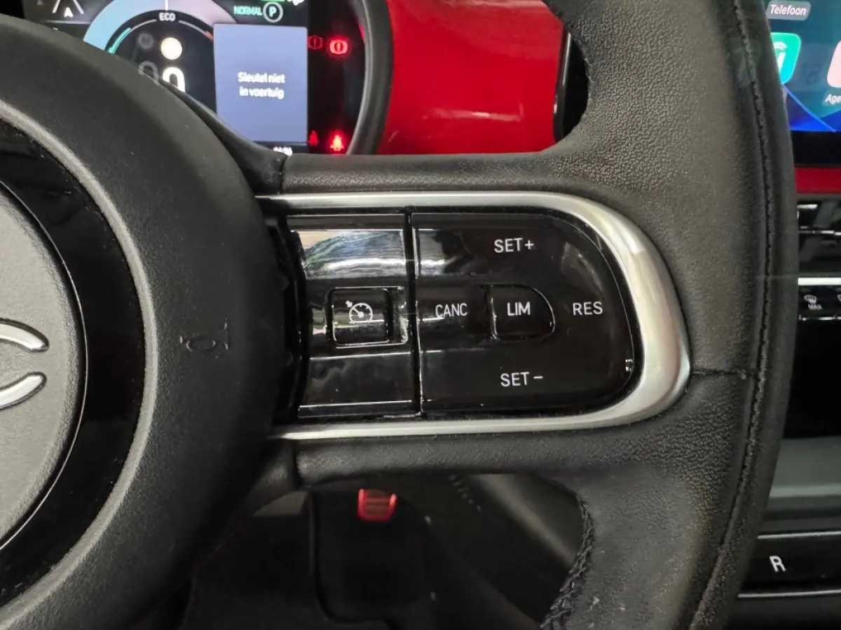 RED / Camera / Apple Carplay / All-season banden / 12252 km.