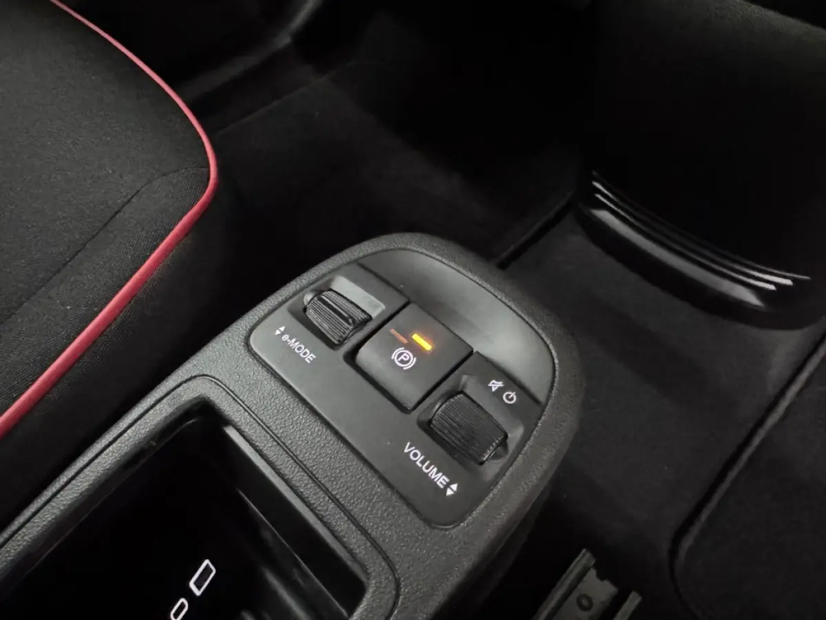 RED / Camera / Apple Carplay / All-season banden / 12252 km.