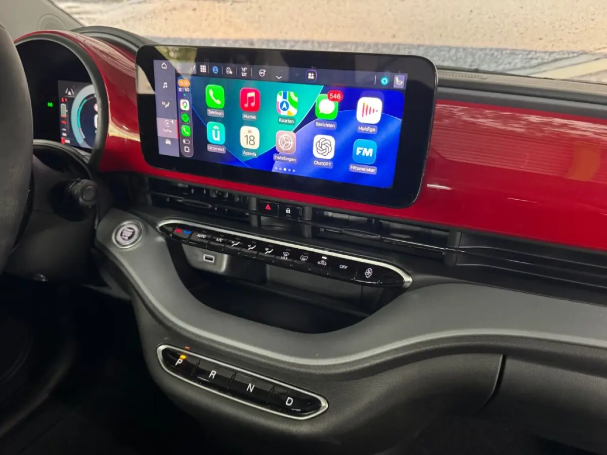 RED / Camera / Apple Carplay / All-season banden / 12252 km.