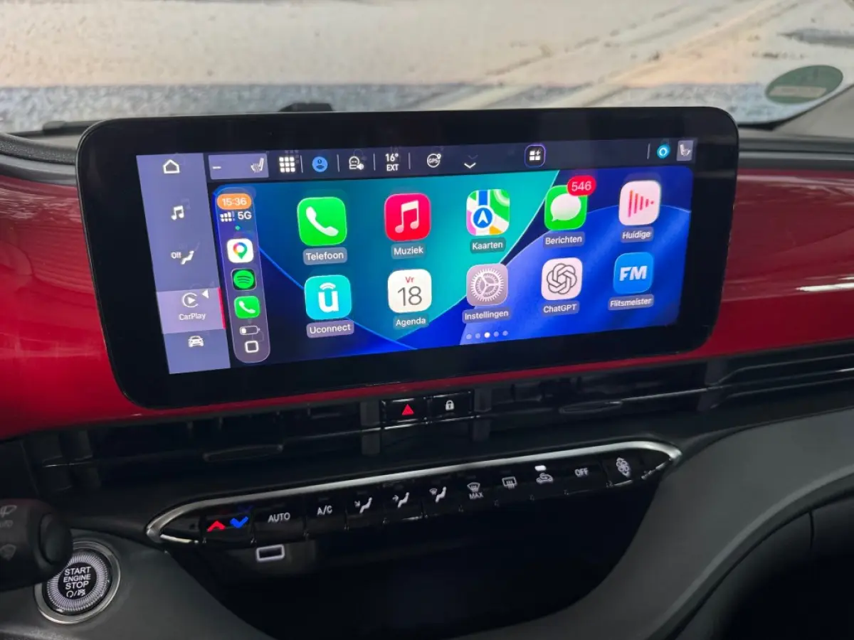 RED / Camera / Apple Carplay / All-season banden / 12252 km.