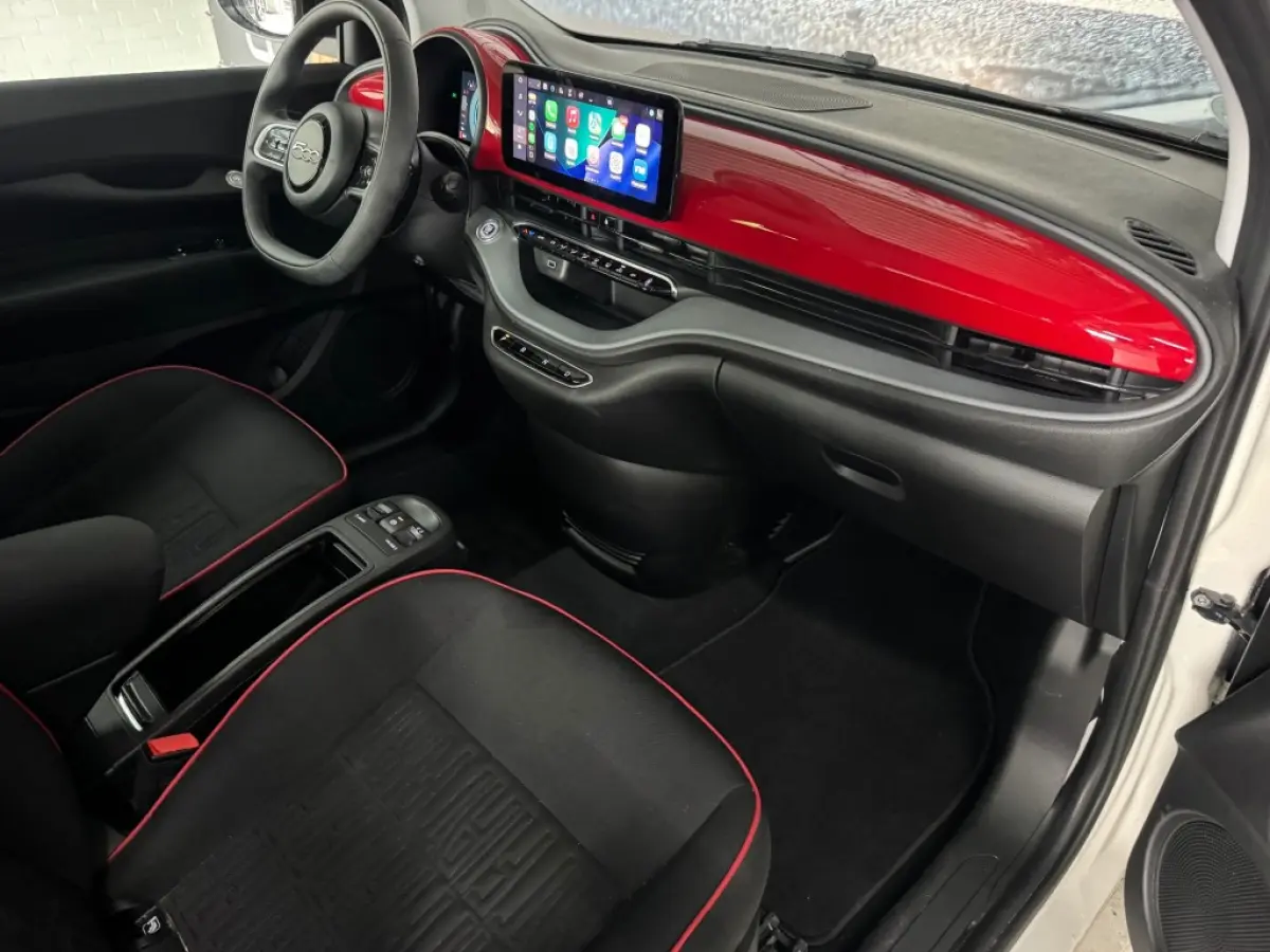 RED / Camera / Apple Carplay / All-season banden / 12252 km.
