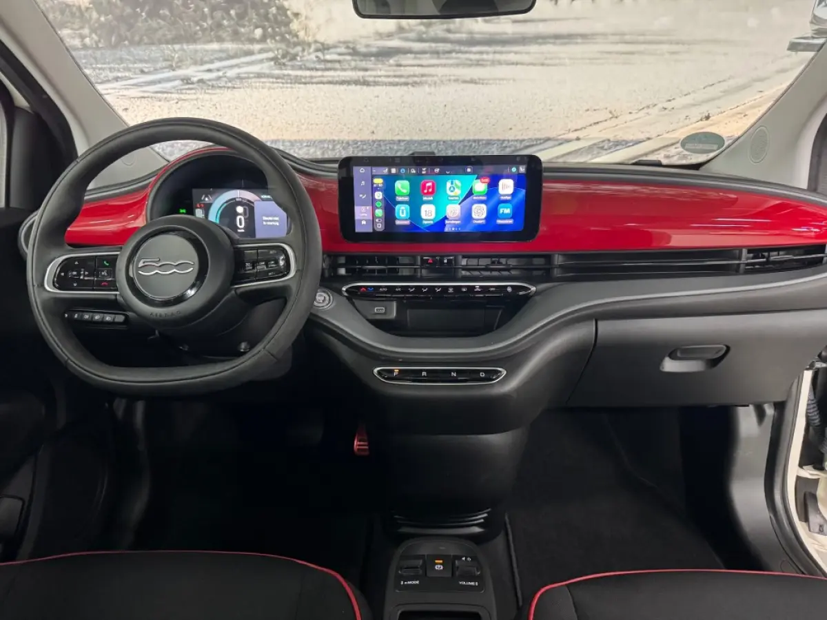 RED / Camera / Apple Carplay / All-season banden / 12252 km.