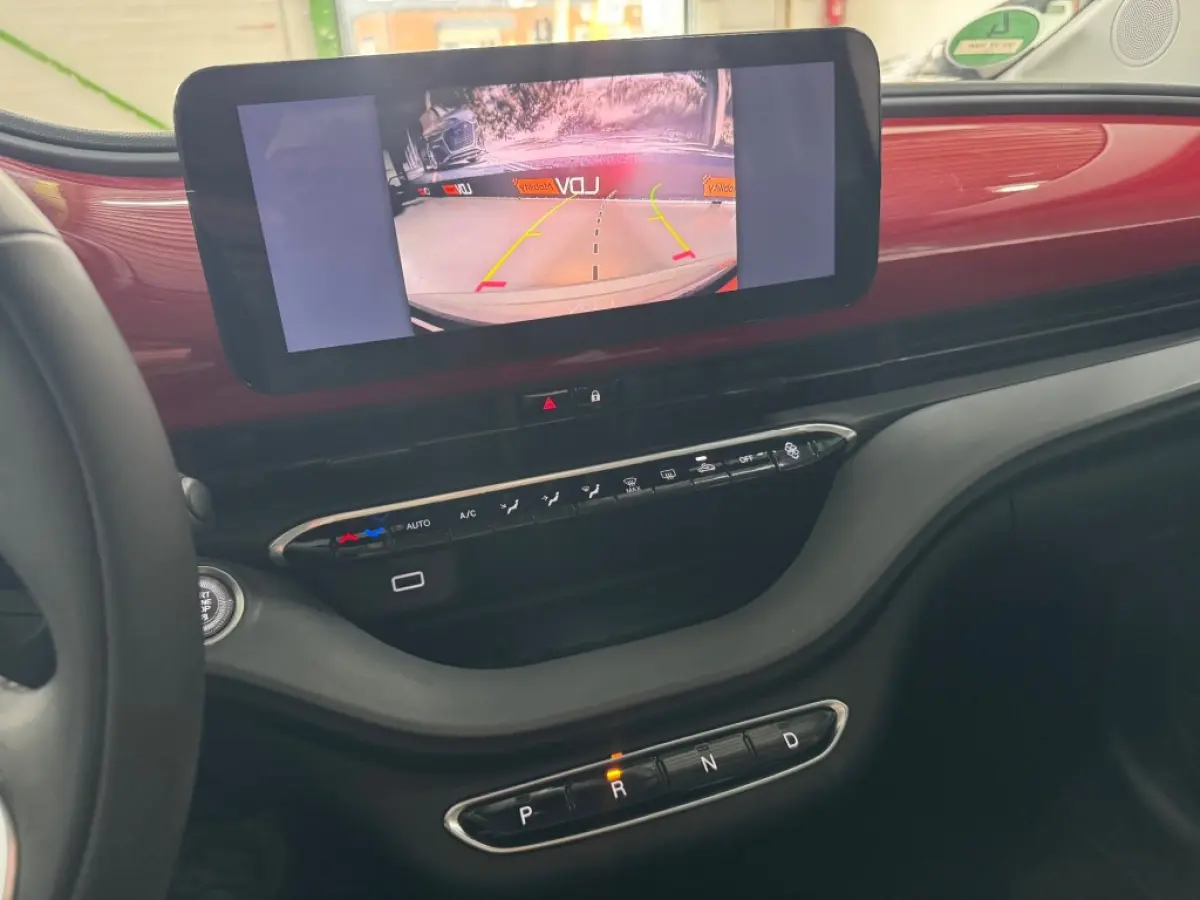 RED / Camera / Apple Carplay / All-season banden / 12252 km.