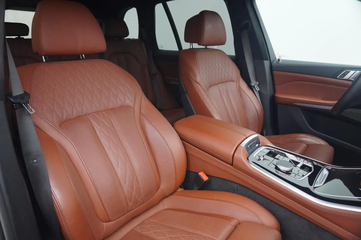 xDrive50e M Sport | Trekhaak | Soft-Close | Comfortstoelen | Stoelventilatie  | Harman Kardon | head-up | Hemelbekleding Alcantara | Individual dashboard leder | 22 Inch