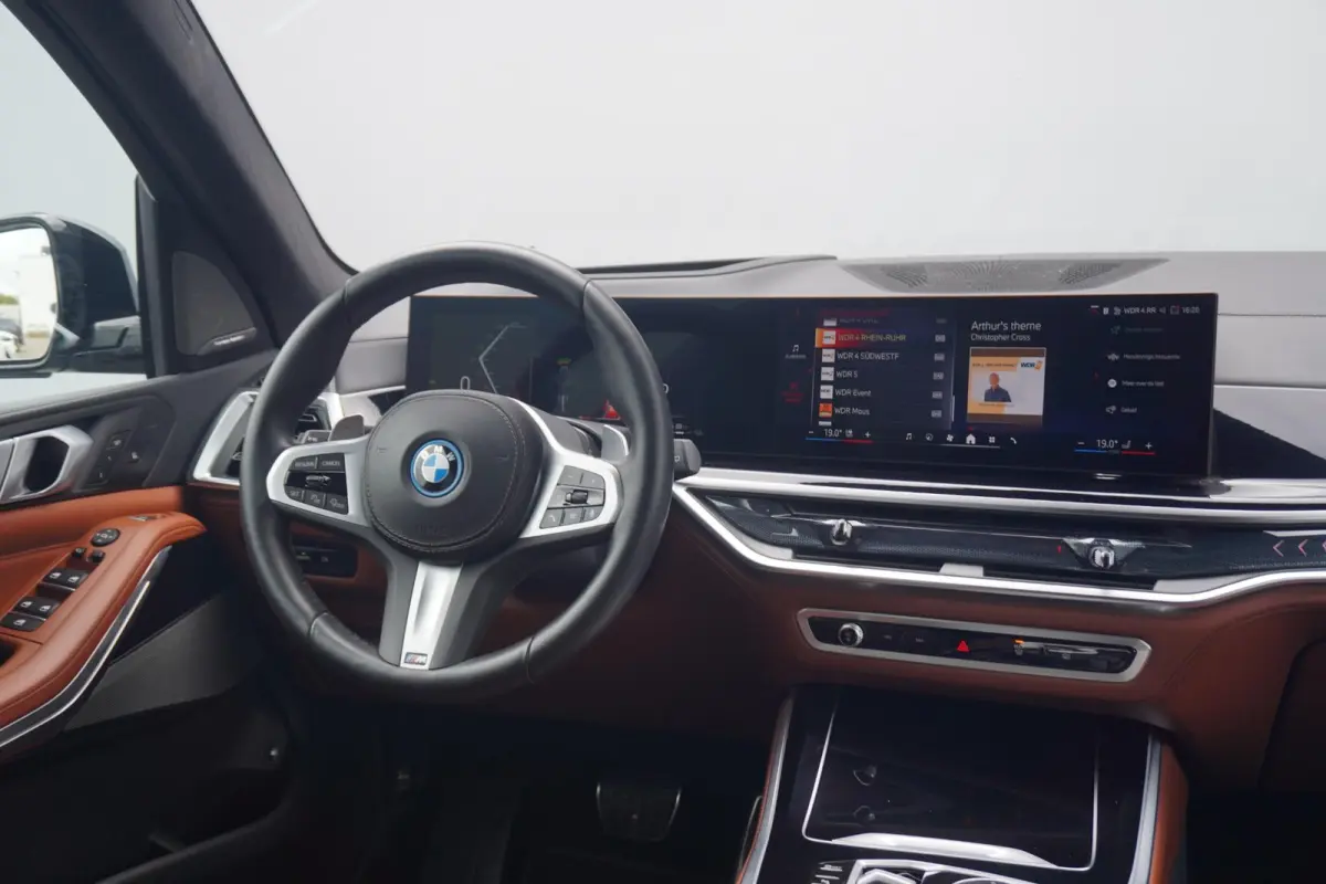 xDrive50e M Sport | Trekhaak | Soft-Close | Comfortstoelen | Stoelventilatie  | Harman Kardon | head-up | Hemelbekleding Alcantara | Individual dashboard leder | 22 Inch