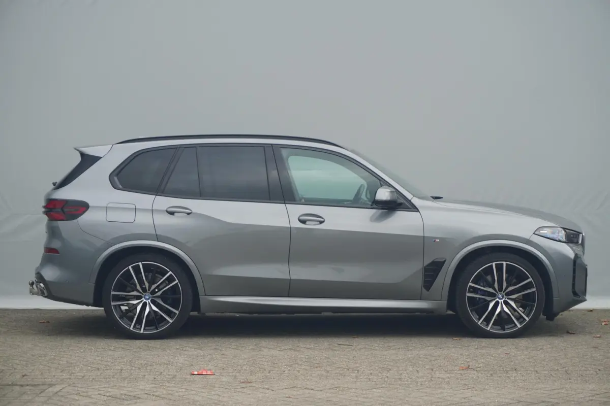 xDrive50e M Sport | Trekhaak | Soft-Close | Comfortstoelen | Stoelventilatie  | Harman Kardon | head-up | Hemelbekleding Alcantara | Individual dashboard leder | 22 Inch