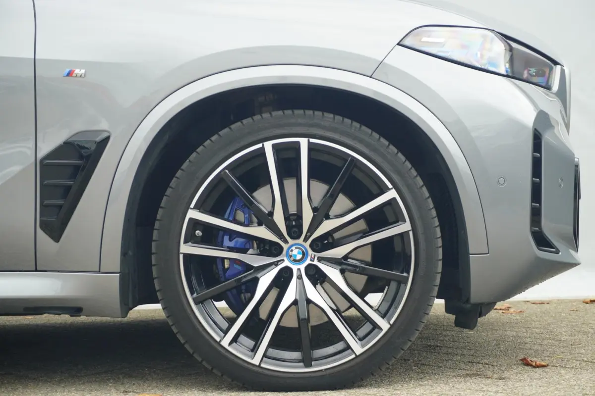 xDrive50e M Sport | Trekhaak | Soft-Close | Comfortstoelen | Stoelventilatie  | Harman Kardon | head-up | Hemelbekleding Alcantara | Individual dashboard leder | 22 Inch