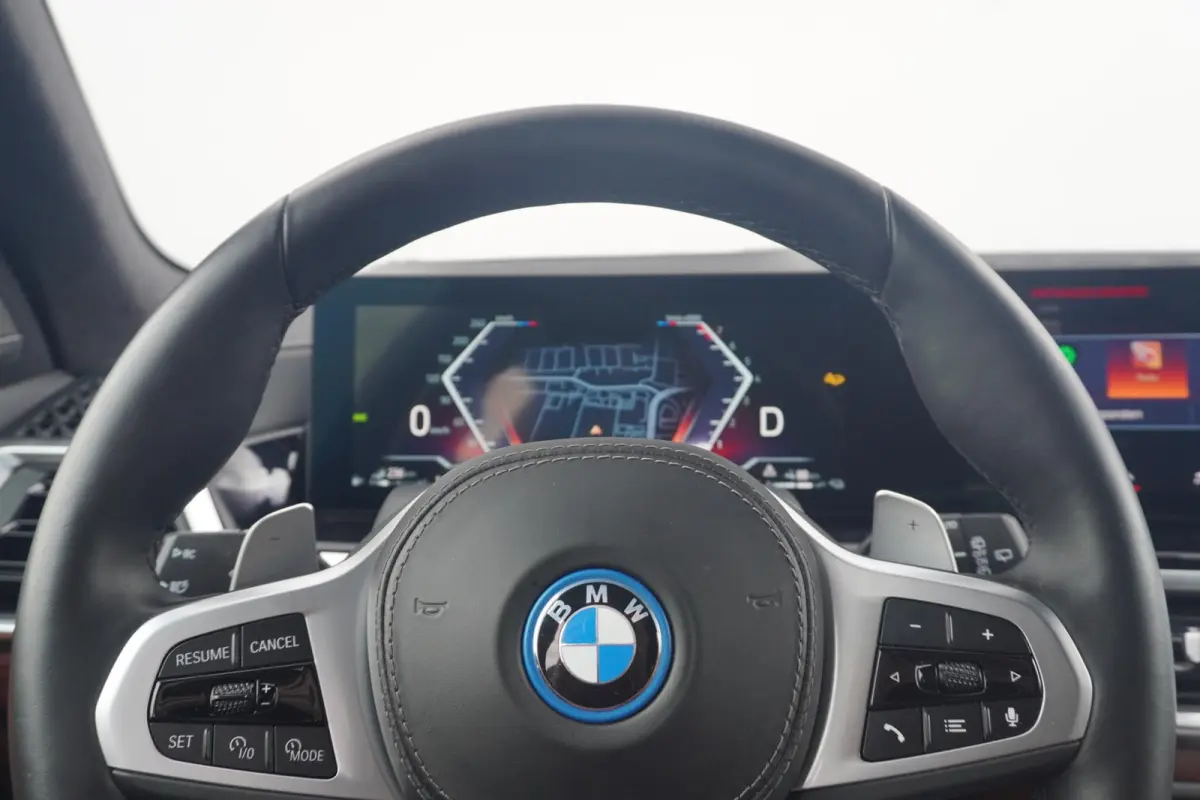xDrive50e M Sport | Trekhaak | Soft-Close | Comfortstoelen | Stoelventilatie  | Harman Kardon | head-up | Hemelbekleding Alcantara | Individual dashboard leder | 22 Inch